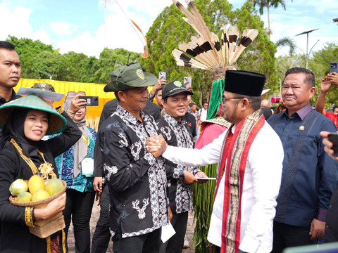 Gubernur Kalimantan Timur, H. Rudy Mas'ud (kedua dari kanan) pada acara Pekan Daerah XI Kontak Tani-Nelayan Andalan (PEDA XI KTNA) Tingkat Provinsi Kalimantan Timur Tahun 2025 di Arena Taman Budaya Sendawar, Sabtu (21/6/2025). Foto: Dok. Istimewa