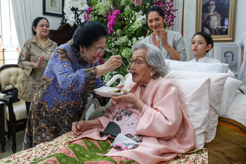 Presiden Kelima Megawati Soekarnoputri menyuapi makanan kepada istri mantan Kapolri Jenderal (Purn) Hoegeng Iman Santoso, Meriyati Roeslani di kediaman Meriyati di Depok, Jabar, Senin (23/6/2025). Foto: Monang Sinaga/ ANTARA FOTO