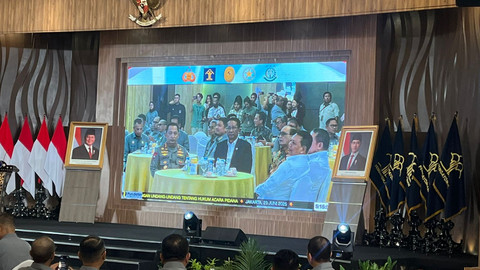 Menteri Hukum Supratman Andi Agtas, Ketua Mahkamah Agung Sunarto, Kapolri Jenderal Listyo Sigit Prabowo, dan Wamensesneg Bambang Eko Suharyanto menandatangani Daftar Inventarisasi Masalah (DIM) RUU KUHAP di Kantor Kementerian Hukum, Senin (23/6). Foto: Haya Syahira/kumparan