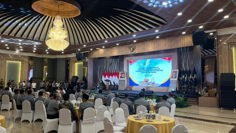 Menteri Hukum Supratman Andi Agtas, Ketua Mahkamah Agung Sunarto, Kapolri Jenderal Listyo Sigit Prabowo, dan Wamensesneg Bambang Eko Suharyanto menandatangani Daftar Inventarisasi Masalah (DIM) RUU KUHAP di Kantor Kementerian Hukum, Senin (23/6). Foto: Haya Syahira/kumparan