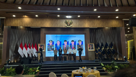 Menteri Hukum Supratman Andi Agtas, Ketua Mahkamah Agung Sunarto, Kapolri Jenderal Listyo Sigit Prabowo, dan Wamensesneg Bambang Eko Suharyanto menandatangani Daftar Inventarisasi Masalah (DIM) RUU KUHAP di Kantor Kementerian Hukum, Senin (23/6). Foto: Haya Syahira/kumparan