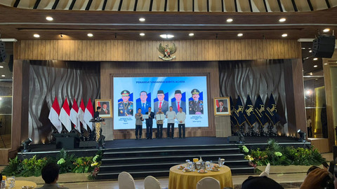 Menteri Hukum Supratman Andi Agtas, Ketua Mahkamah Agung Sunarto, Kapolri Jenderal Listyo Sigit Prabowo, dan Wamensesneg Bambang Eko Suharyanto menandatangani Daftar Inventarisasi Masalah (DIM) RUU KUHAP di Kantor Kementerian Hukum, Senin (23/6). Foto: Haya Syahira/kumparan