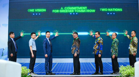 Pertamina New & Renewable Energy (Pertamina NRE) dan LONGi Green Technology Co., Ltd. bekerja sama dalam peluncuran proyek pembangunan fasilitas manufaktur panel surya di Cikarang, Bekasi pada Senin (23/6). Foto: Dok. Pertamina