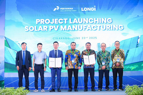 Penandatanganan proyek pembangunan fasilitas manufaktur panel surya Pertamina New & Renewable Energy (Pertamina NRE) dan LONGi Green Technology Co., Ltd. di Cikarang, Bekasi pada Senin (23/6). Foto: Dok. Pertamina