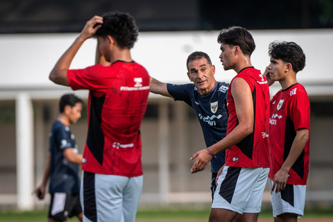 Pelatih Timnas Indonesia U-23 Gerald Vanenburg memberikan arahan saat sesi latihan di Stadion Madya, Komplek GBK, Senayan, Jakarta, Senin (23/6/2025). Foto: Bayu Pratama S/ANTARA FOTO