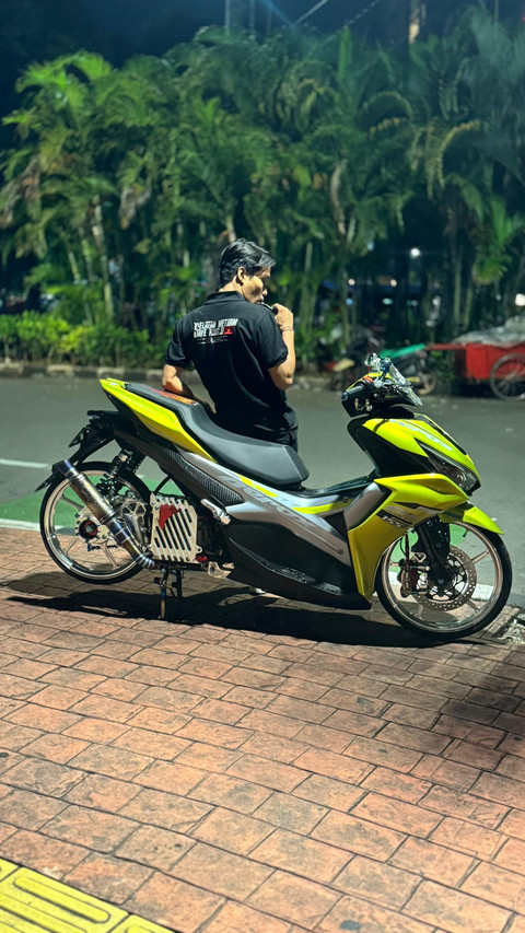 Rama, penggawa Aerox Selatan bersama tunggangannya Yamaha Aerox yang telah dimodifikasi. Foto: Dok. Istimewa