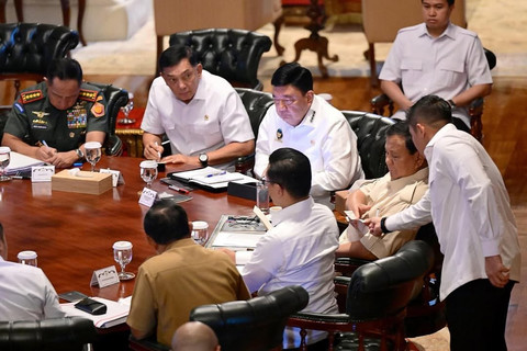 Presiden Prabowo Subianto memanggil Menteri Koordinator Bidang Politik dan Keamanan, Budi Gunawan beserta para menteri dan pejabat di bawah koordinasi Menko Polkam di Hambalang, Kabupaten Bogor, Jawa Barat, Senin (23/6/2025). Foto: Instagram/ @sekretariat.kabinet