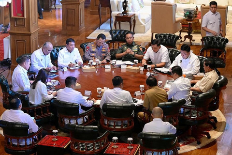 Presiden Prabowo Subianto memanggil Menteri Koordinator Bidang Politik dan Keamanan, Budi Gunawan beserta para menteri dan pejabat di bawah koordinasi Menko Polkam di Hambalang, Kabupaten Bogor, Jawa Barat, Senin (23/6/2025). Foto: Instagram/ @sekretariat.kabinet
