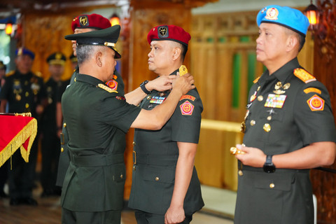 Kasum TNI Letjen TNI Richard Tampubolon memimpin upacara Serah Terima Jabatan (Sertijab) Komandan Pasukan Pengamanan Presiden (Danpaspampres) dan Komandan Komando Operasi Khusus (Dankoopssus) TNI di Mabes TNI, Cilangkap, Jakarta Timur, Senin (23/6). Foto: Puspen TNI