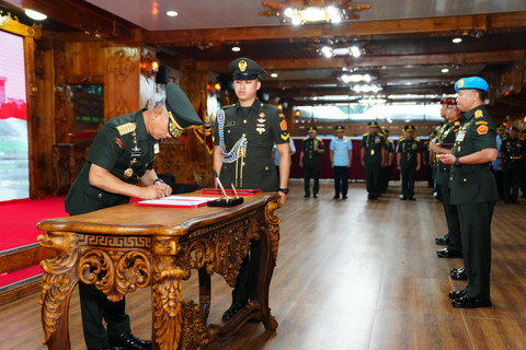 Kasum TNI Letjen TNI Richard Tampubolon memimpin upacara Serah Terima Jabatan (Sertijab) Komandan Pasukan Pengamanan Presiden (Danpaspampres) dan Komandan Komando Operasi Khusus (Dankoopssus) TNI di Mabes TNI, Cilangkap, Jakarta Timur, Senin (23/6). Foto: Puspen TNI