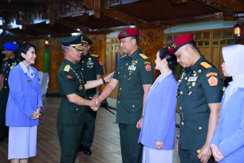 Kasum TNI Letjen TNI Richard Tampubolon memimpin upacara Serah Terima Jabatan (Sertijab) Komandan Pasukan Pengamanan Presiden (Danpaspampres) dan Komandan Komando Operasi Khusus (Dankoopssus) TNI di Mabes TNI, Cilangkap, Jakarta Timur, Senin (23/6). Foto: Puspen TNI