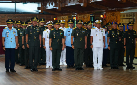 Kasum TNI Letjen TNI Richard Tampubolon memimpin upacara Serah Terima Jabatan (Sertijab) Komandan Pasukan Pengamanan Presiden (Danpaspampres) dan Komandan Komando Operasi Khusus (Dankoopssus) TNI di Mabes TNI, Cilangkap, Jakarta Timur, Senin (23/6). Foto: Puspen TNI