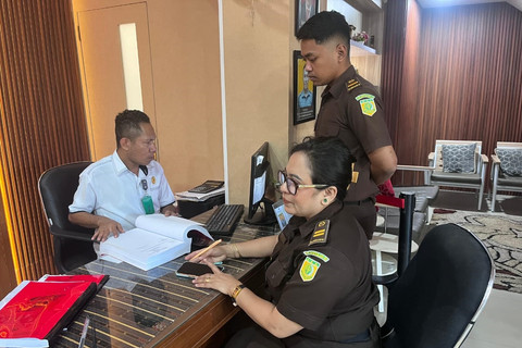 Jaksa limpahkan berkas perkara eks Kapolres Ngada ke PN Kupang, Senin (23/6/2025). Foto: Dok. Istimewa