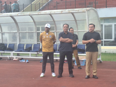 Presiden Klub Sumsel United Cik Ujang (tengah) bersama Manajer Sumsel United dr Syamsuddin Isaac Suryamanggala (kanan) dan Coach Sumse United Nil Maizar (kiri) saat menghadiri latihan perdana Sumsel United di Stadion Atletik, Kompleks Jakabaring Sport City (JSC) Palembang, Senin (23/6/2025). Foto : Abdullah Toriq/Urban Id