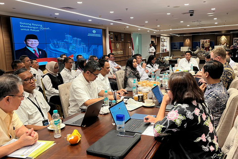 Menteri PKP Maruarar Sirait saat rapat bersama Asian Development Bank (ADB) di kantor Kementerian PKP di Wisma Mandiri, Senin (23/6/2025). Foto: Fariza Rizky Ananda/kumparan