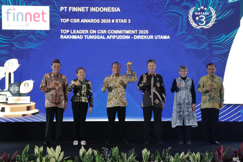 Direktur Utama Finnet Rakhmad Tunggal Afifuddin saat menerima penghargaan dalam ajang TOP CSR Awards 2025 di Ballroom Raffles Hotel Jakarta, pada Rabu (11/6). Foto: Dok. Finnet