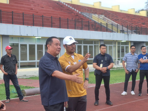 Presiden Klub Sumsel United, Cik Ujang bersama Coach Sumsel United, Nil Maizar saat memberikan pengarahan kepada pemain saat latihan perdana Sumsel United di Stadion Atletik, Kompleks Jakabaring Sport City (JSC) Palembang, Senin (23/6/2025). Foto : Abdullah Toriq/Urban Id