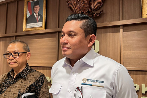 Direktur Jenderal Tata Kelola dan Pengendalian Risiko Kementerian PKP Aziz Andriansyah dan Deputy Country Director Indonesia Resident Mission ADB Renadi Budiman di kantor Kementerian PKP, Senin (23/6/2025). Foto: Fariza Rizky Ananda/kumparan