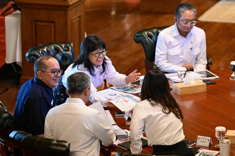 Presiden Prabowo Subianto dalam rapat terbatas untuk membahas percepatan pembangunan Sekolah Garuda di kediaman pribadi Presiden di Hambalang, Kabupaten Bogor, Senin (23/6/2025). Foto: Instagram/@sekretariat.kabinet