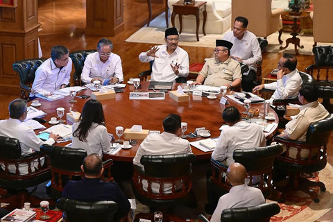 Presiden Prabowo Subianto menggelar rapat terbatas bersama Menteri Sosial Saifullah Yusuf beserta jajaran terkait untuk membahas perkembangan pembangunan Sekolah Rakyat di kediaman pribadi Presiden di Hambalang, Kabupaten Bogor, Senin (23/6/2025). Foto: Instagram/@sekretariat.kabinet