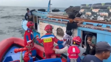 Evakuasi 25 penumpang kapal yang mengalami mati mesin di Perairan Pulau Laki, Kelurahan Pulau Tidung, Kecamatan Kepulauan Seribu Selatan, Senin (23/6/2025). Foto: Instagram/@humasjakfire