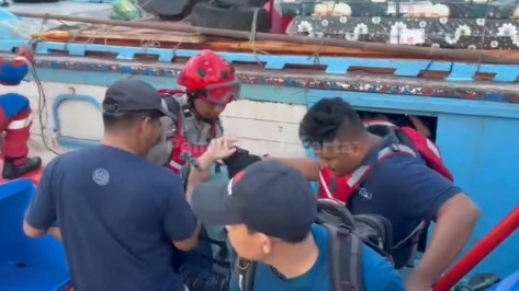Evakuasi 25 penumpang kapal yang mengalami mati mesin di Perairan Pulau Laki, Kelurahan Pulau Tidung, Kecamatan Kepulauan Seribu Selatan, Senin (23/6/2025). Foto: Instagram/@humasjakfire