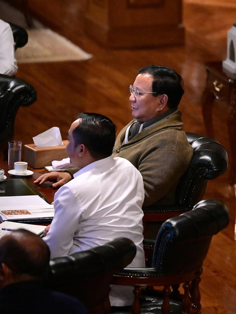 Presiden Prabowo Subianto menggelar rapat terbatas membahas percepatan pembangunan Koperasi Merah Putih di kediaman pribadi Presiden di Hambalang, Kabupaten Bogor, Senin (23/6/2025). Foto: Instagram/ @sekretariat.kabinet