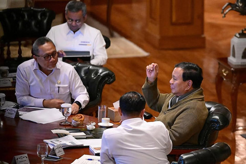 Presiden Prabowo Subianto menggelar rapat terbatas membahas percepatan pembangunan Koperasi Merah Putih di kediaman pribadi Presiden di Hambalang, Kabupaten Bogor, Senin (23/6/2025). Foto: Instagram/ @sekretariat.kabinet