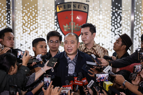 Direktur Utama PT Sri Rejeki Isman (Sritex) Iwan Kurniawan Lukminto (tengah) menjawab pertanyaan awak media usai menjalani pemeriksaan di Gedung Jampidsus Kejaksaan Agung, Jakarta, Senin (23/6/2025). Foto: Dhemas Reviyanto/ANTARA FOTO