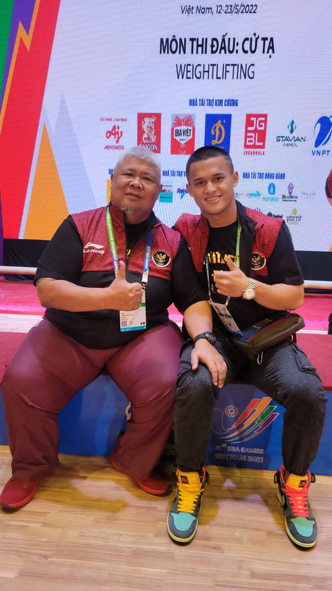 Rizki Juniansyah bersama ayahnya, Muhammad Yasin. Foto: PB PABSI