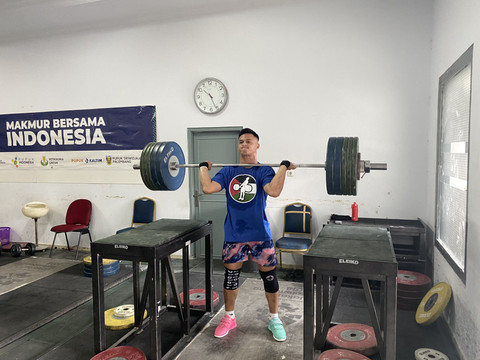 Atlet angkat besi Indonesia, Rizki Juniansyah. Foto: Katondio Bayumitra Wedya/kumparan