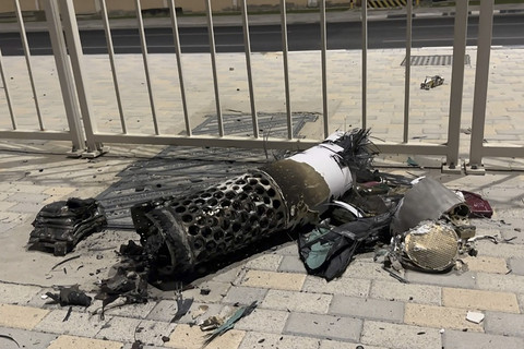 Gambar yang diambil dari rekaman AFPTV ini menunjukkan sisa-sisa rudal Iran yang dicegat di atas Qatar, yang berada di trotoar dekat pagar pada Senin (23/6/2025). Foto: AFP