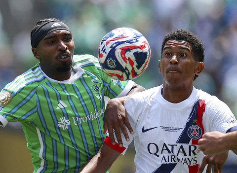 Pemain Seattle Sounders, Jon Bell, beraksi dengan pemain Paris St Germain, Senny Mayulu pada pertandingan Piala Dunia Antarklub antara Seattle Sounders vs Paris St Germain-Lumen Field, Seattle, Washington, A.S, Selasa (24/6/2025). Foto: Agustin Marcarian/REUTERS