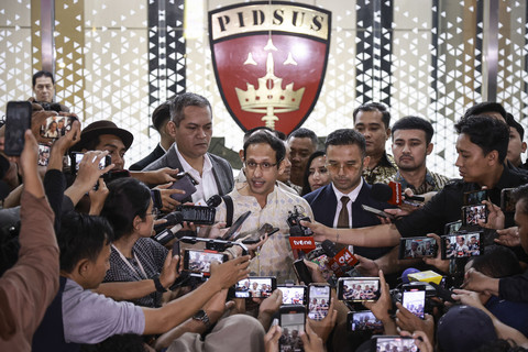 Mantan Menteri Pendidikan, Kebudayaan, Riset, dan Teknologi (Mendikbudristek) Nadiem Makarim (tengah) menjawab pertanyaan awak media usai menjalani pemeriksaan di Gedung Jampidsus Kejaksaan Agung, Jakarta, Senin (23/6/2025). Foto: Dhemas Reviyanto/ANTARA FOTO