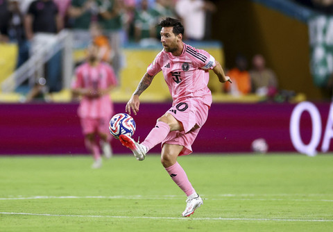 Lionel Messi dari Inter Miami CF sedang beraksi pada pertandingan Piala Dunia Antarklub antara Inter Miami CF vs Palmeiras di Stadion Hard Rock, Miami Gardens, Florida, A.S, Selasa (24/6/2025). Foto: Hannah McKay/REUTERS