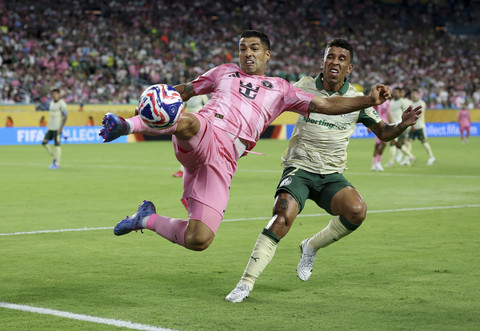 Pemain Inter Miami CF, Luis Suarez, beraksi dengan pemain Palmeiras, Marcos Rocha pada pertandingan Piala Dunia Antarklub antara Inter Miami CF vs Palmeiras di Stadion Hard Rock, Miami Gardens, Florida, A.S, Selasa (24/6/2025). Foto: Hannah McKay/REUTERS