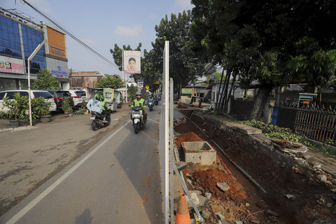 Pengendara melaju dikawasan proyek perbaikan jalan di Jalan Pejaten Raya, Jakarta Selatan, Selasa (24/6/2025). Foto: Jamal Ramadhan/kumparan