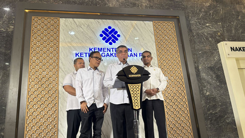 Menteri Ketenagakerjaan Yassierli dan jajarannya di Kantor Kemnaker, Selasa (24/6/2025). Foto: Ave Airiza Gunanto/kumparan