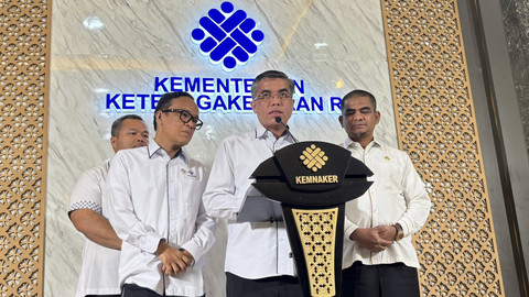 Menteri Ketenagakerjaan Yassierli dan jajarannya di Kantor Kemnaker, Selasa (24/6/2025). Foto: Ave Airiza Gunanto/kumparan