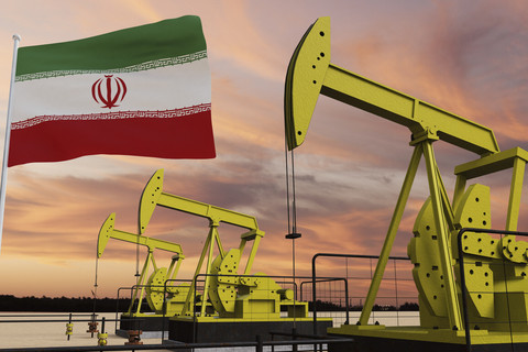 Ilusrasi Kilang Minyak Iran. Foto: Wirestock Creators/Shutterstock