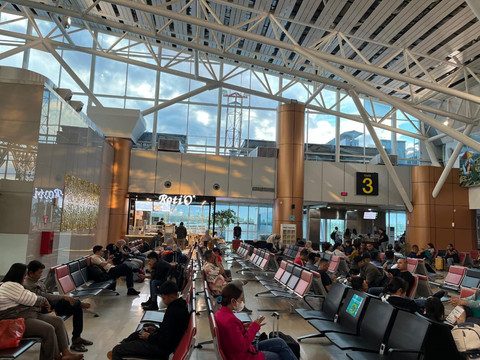 Suasana diruang tunggu Bandara Internasional Supadio Pontianak. Foto: Istimewa.