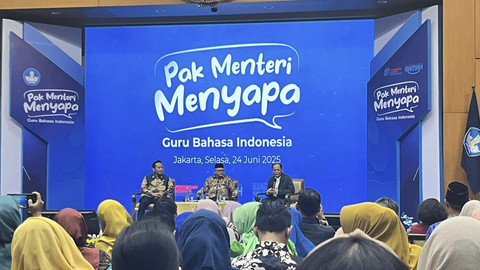 Mendikdasmen Abdul Mu'ti didampingi Anggota Komisi X DPR RI Denny Cagur dan Kepala Badan Pengembangan dan Pembinaan Bahasa Hafidz Muksin dalam acara Pak Menteri Menyapa Guru Bahasa Indonesia di Kantor Kemendikdasmen, Jakarta Pusat, Selasa (24/6/2025) Foto: Nasywa Athifah/kumparan