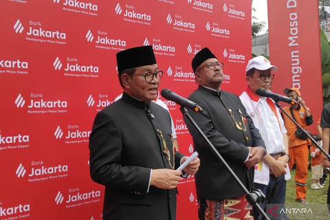 Gubernur DKI Jakarta Pramono Anung Wibowo saat peluncuran nama dan logo Bank Jakarta di Taman Literasi Martha Christina Tiahahu, Blok M, Jakarta Selatan, Minggu (22/6/2025). ANTARA/Ilham Kausar