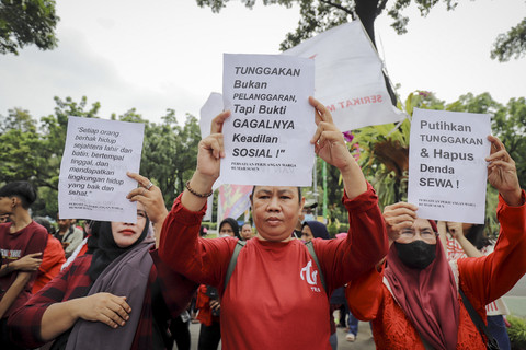 Warga Rumah Susun Sederhana Sewa (Rusunawa) Pesakih, Jakarta Barat, bersama jaringan solidaritas menggelar aksi penyampaian pernyataan sikap di depan Kantor Gubernur DKI Jakarta, Selasa (24/6/2025). Foto: Jamal Ramadhan/kumparan