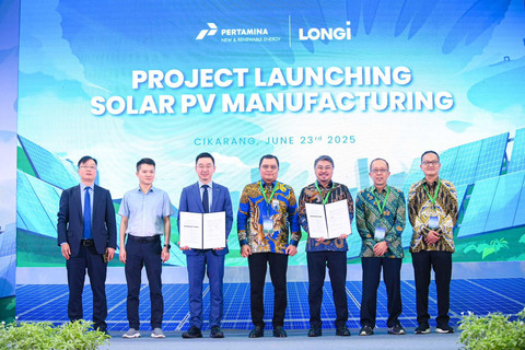 PNRE dan LONGi Green Technology Co., Ltd meluncurkan proyek strategis pembangunan fasilitas manufaktur panel Surya (Photovoltaic/PV) di Indonesia, Senin (23/6/2025). Foto: PNRE