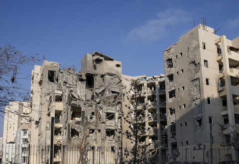 Petugas darurat bekerja di lokasi pemukiman yang terkena dampak, setelah serangan rudal dari Iran ke Israel, di tengah konflik Israel-Iran, di Be'er Sheva, Israel, Selasa (24/6/2025). Foto: Amir Cohen/REUTERS