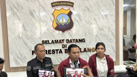 Kasatreskrim Polresta Barelang AKP Debby Tri Andrestian (tengah) memberikan keterangan kepada wartawan di Mapolresta Barelang, Kota Batam, Kepri, Senin (23/6/2025). Foto: Laily Rahmawaty/ANTARA