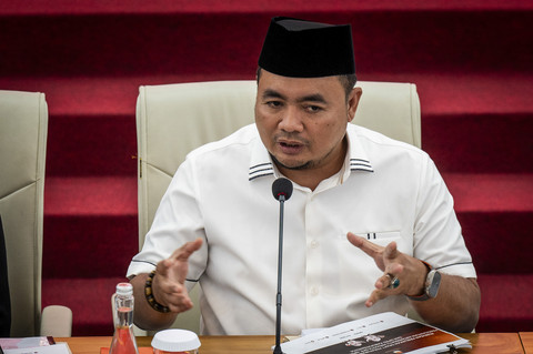 Ketua KPU Mochammad Afifudin (tengah) memberikan paparan saat uji publik rancangan Peraturan KPU tentang Penggantian Antarwaktu (PAW) Anggota DPR, DPRD Provinsi dan DPRD Kabupaten/Kota di Kantor KPU, Jakarta, Selasa (24/6/2025). Foto: Bayu Pratama S/ANTARA FOTO