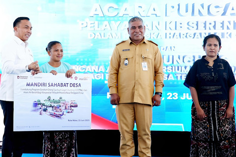 Menteri Kependudukan dan Pembangunan Keluarga/Kepala BKKBN Wihaji (kiri), Wakil Gubernur Nusa Tenggara Timur Johni Asadoma (kedua dari kanan), Bupati Rote Ndao Paulus Henuk, dan Wakil Bupati Rote Apremoi Dethan (kanan) pemberian bantuan di Rote Ndao, Nusa Tenggara Timur pada Senin (23/6). Foto: Dok. Bank Mandiri
