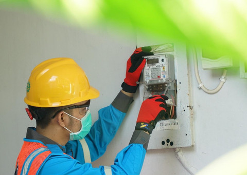 Petugas PLN saat pemeliharaan KWH meter. Foto: Dok. PLN